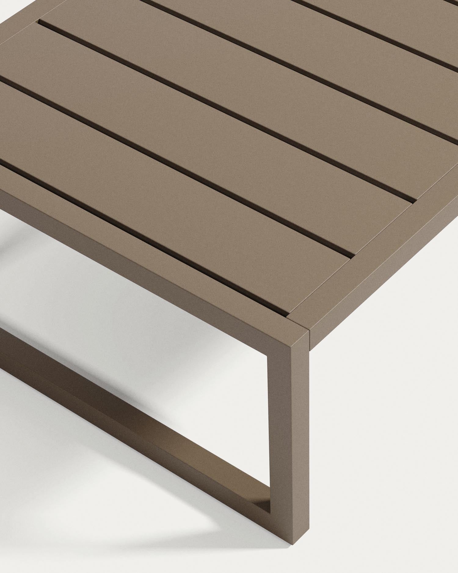 Entdecken Sie den eleganten Couchtisch Comova von Kave Home: 100% wetterfest, aus robustem Aluminium, in frischem Grün, 60 x 114 cm – ideal für Ihren Außenbereich.