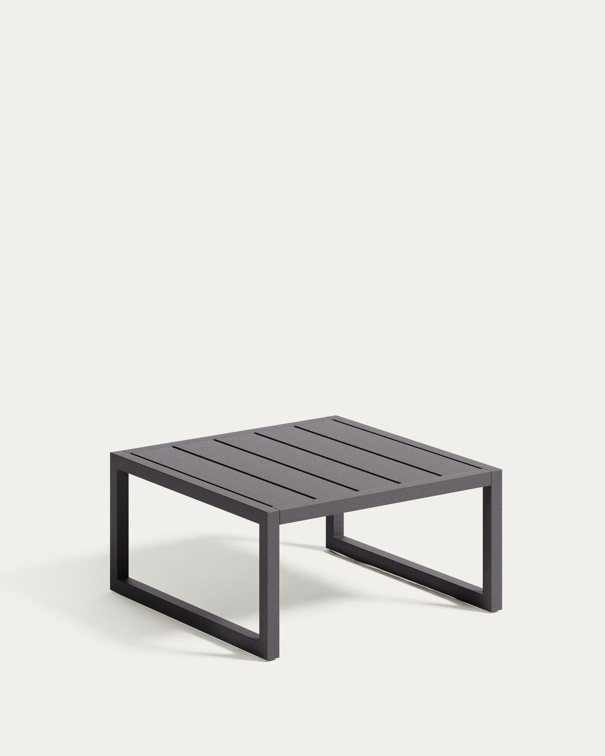 Beistelltisch Comova 100% outdoor aus schwarzem Aluminium 60 x 60 cm in Schwarz präsentiert im Onlineshop von KAQTU Design AG. Loungetisch ist von Kave Home