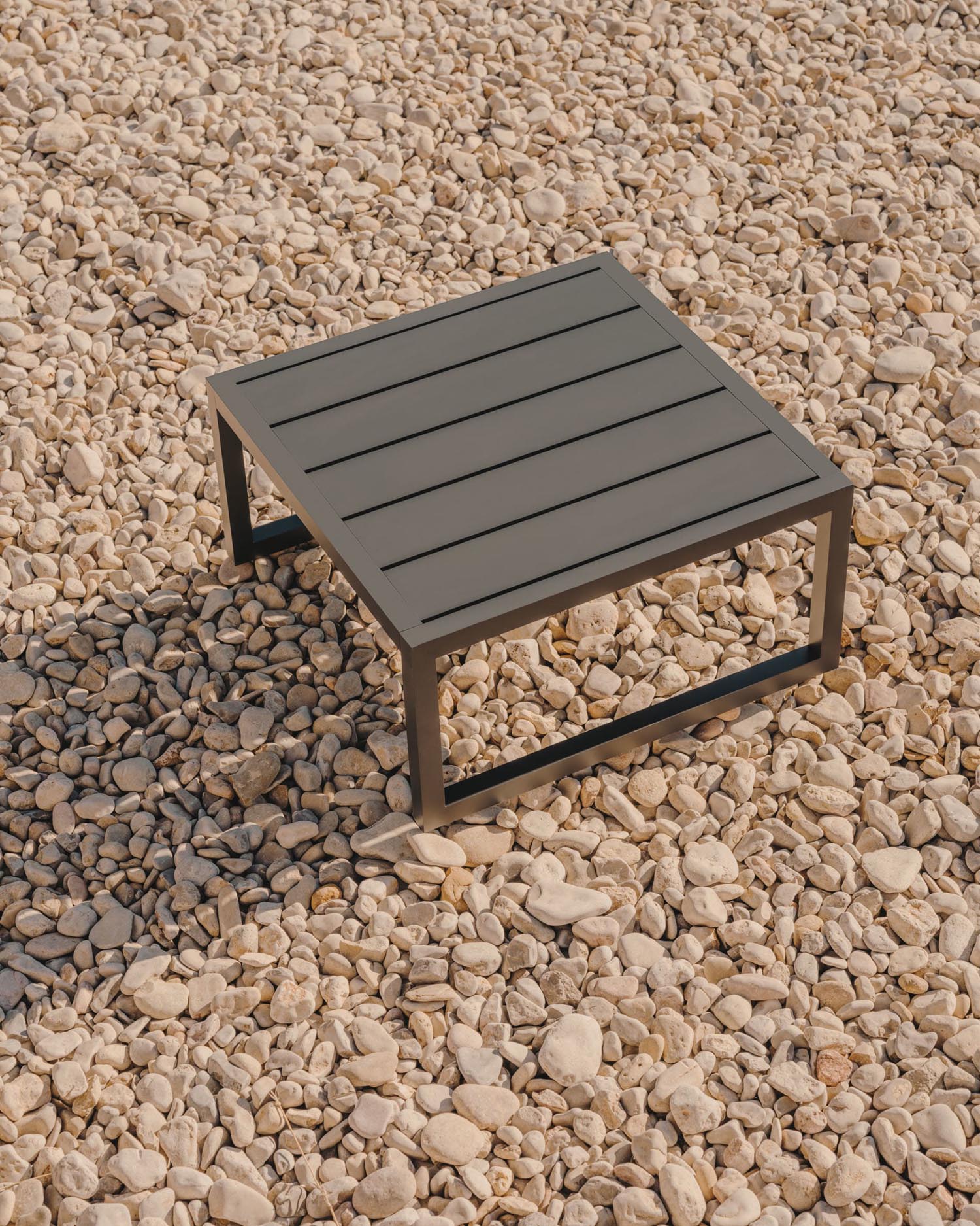 Comova side table 100% outdoor, made of black aluminium, 60 x 60 cm