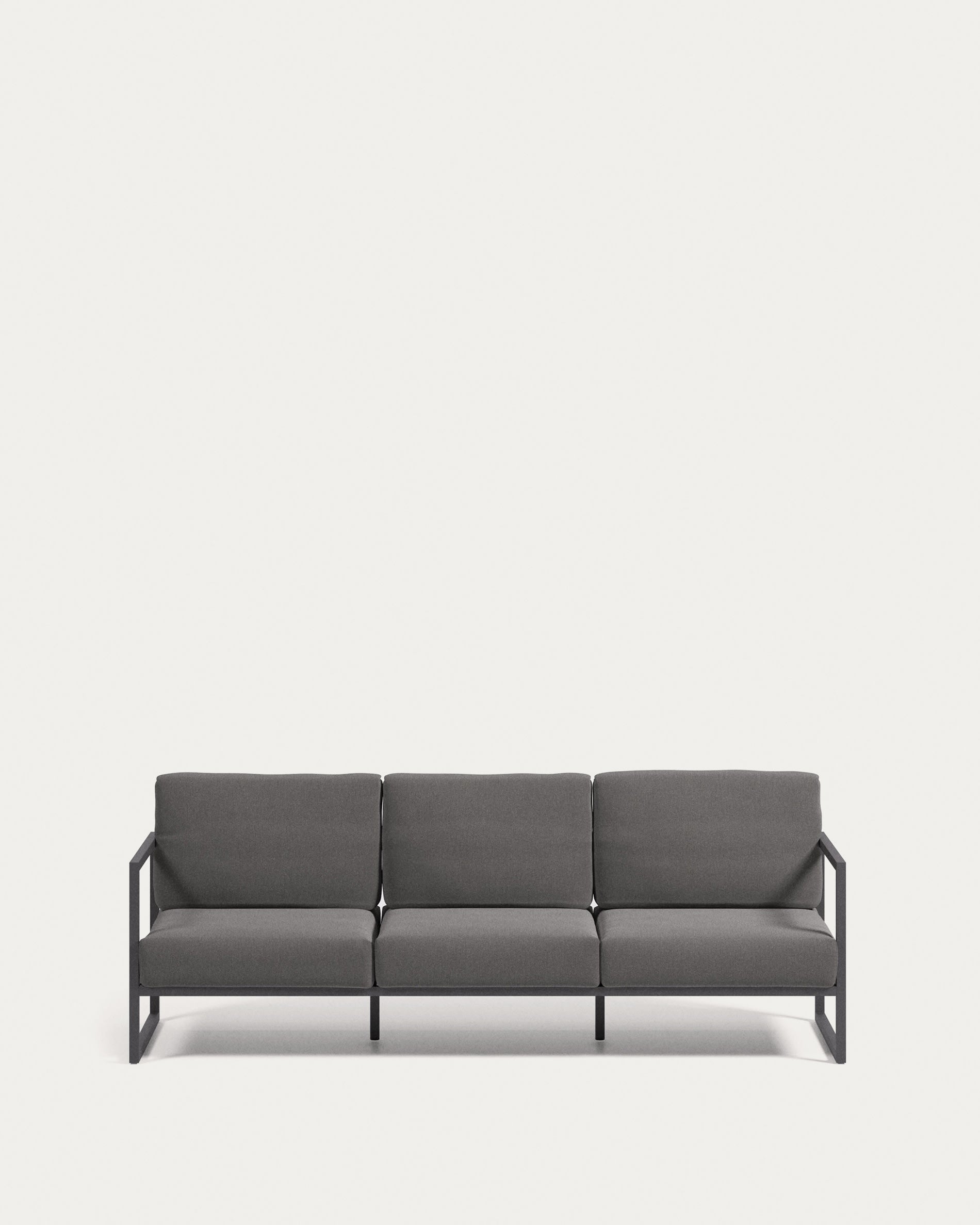 Genießen Sie entspannte Stunden im Freien mit dem Comova 3-Sitzer-Sofa von Kave Home. Langlebig, elegant und perfekt für jeden Außenbereich!