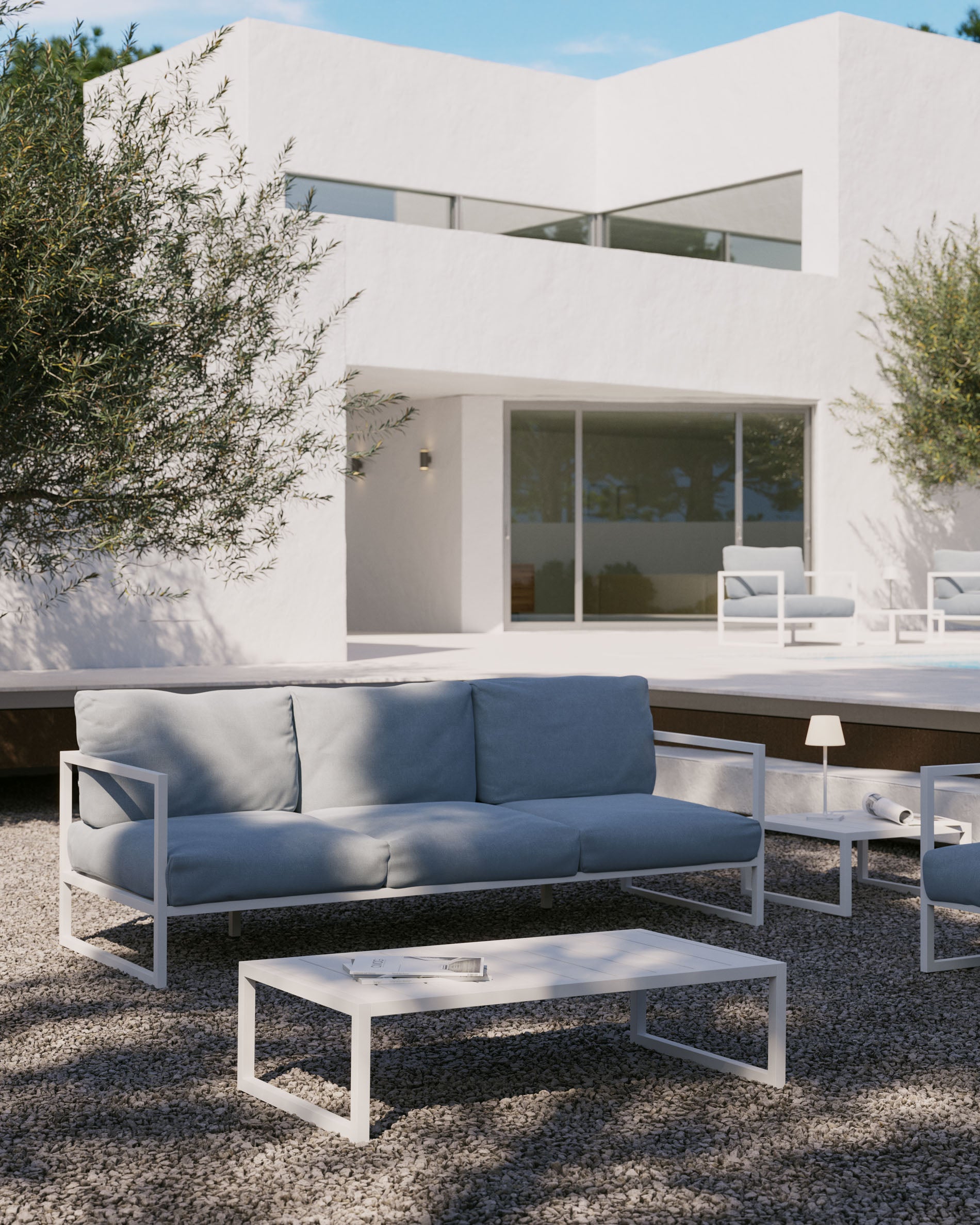 Comova 3-Sitzer-Sofa 100% outdoor blau und Aluminium weiß 222 cm in Blau präsentiert im Onlineshop von KAQTU Design AG. Loungesofa ist von Kave Home