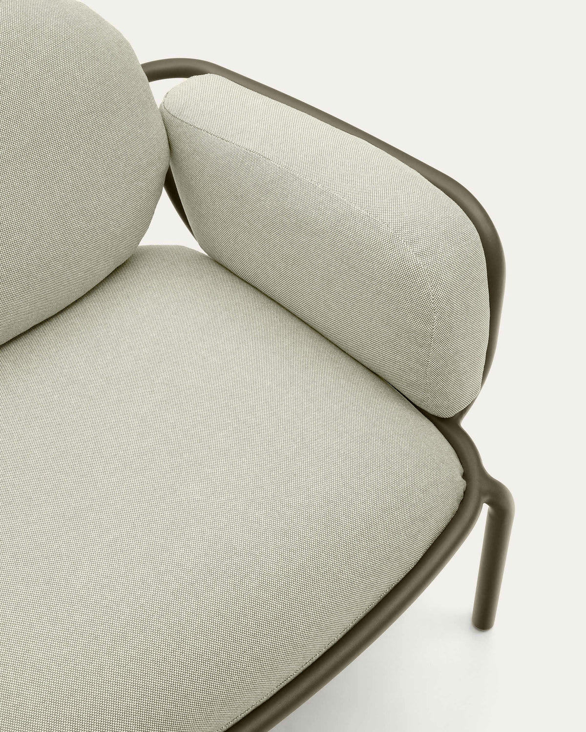Outdoor-Sessel Joncols aus grün lackiertem Aluminium mit beigen Kissen in Grün, Beige präsentiert im Onlineshop von KAQTU Design AG. Outdoor-Sessel mit Armlehnen ist von Kave Home