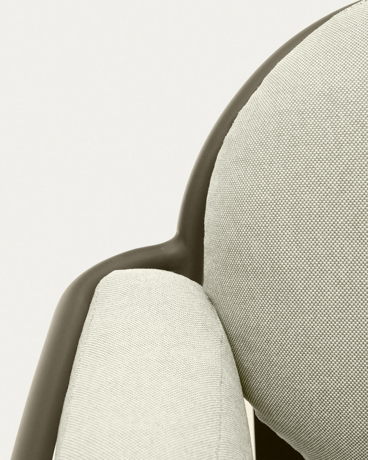 Outdoor-Sessel Joncols aus grün lackiertem Aluminium mit beigen Kissen in Grün, Beige präsentiert im Onlineshop von KAQTU Design AG. Outdoor-Sessel mit Armlehnen ist von Kave Home