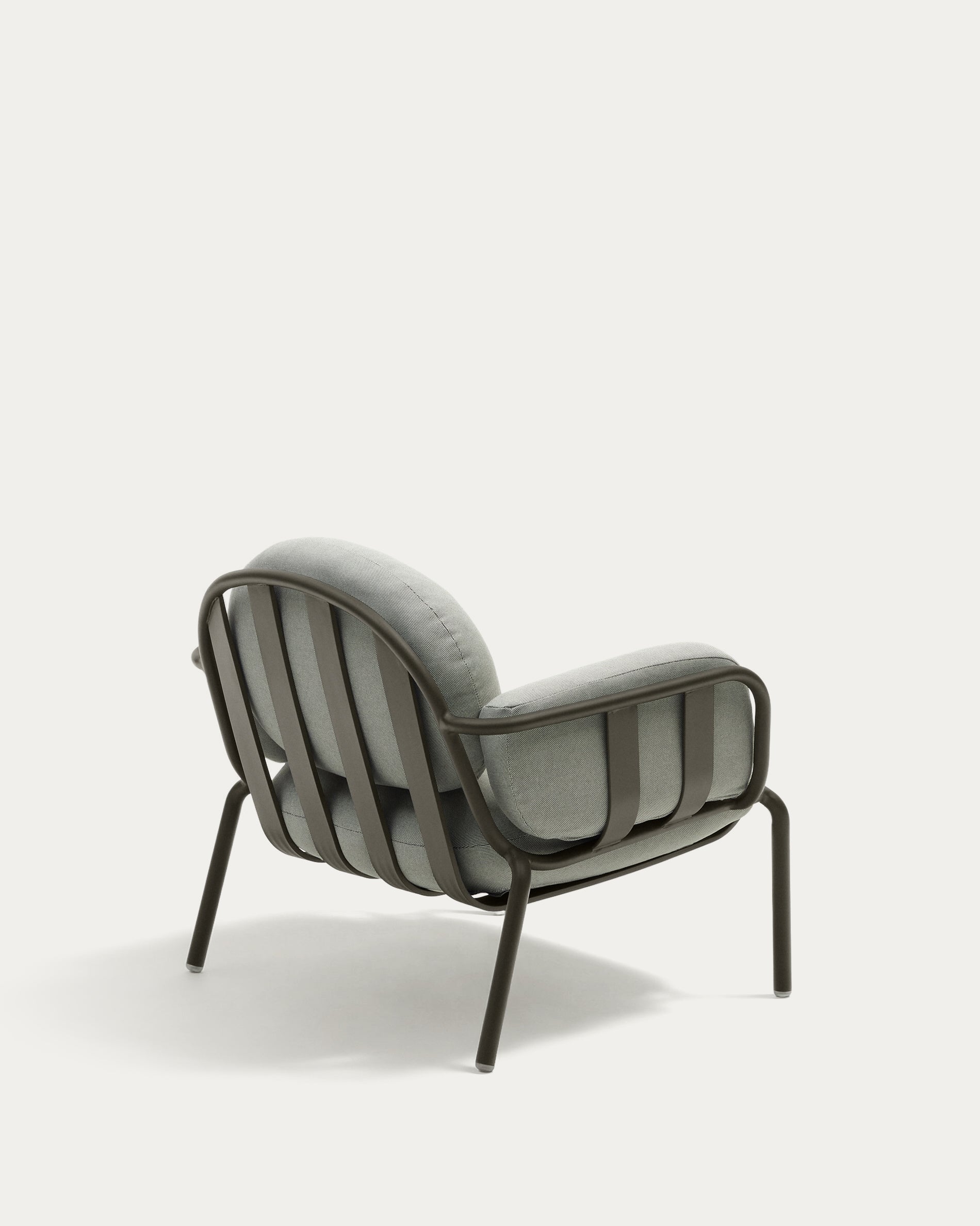 Outdoor-Sessel Joncols mit Bezug in Grau aus Aluminium mit grün lackiertem Finish in Grau präsentiert im Onlineshop von KAQTU Design AG. Outdoor-Sessel ist von Kave Home