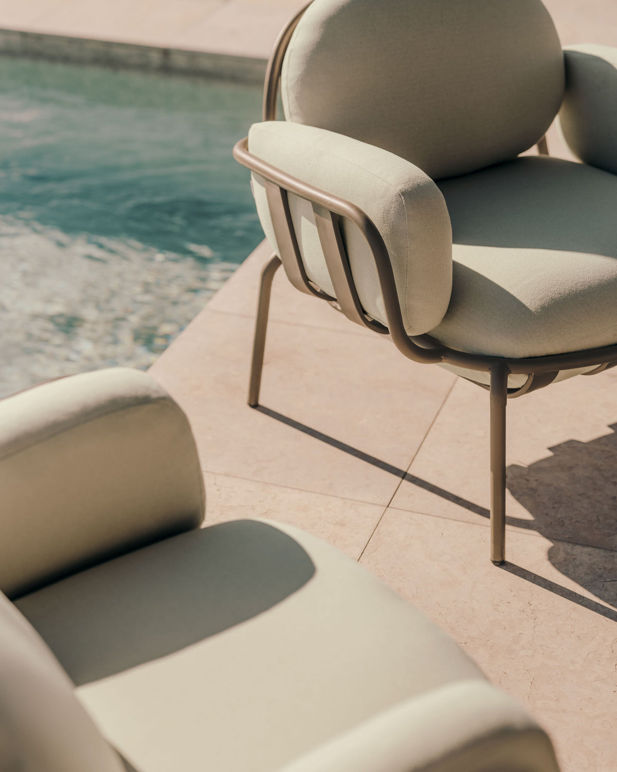 Outdoor-Sessel Joncols aus Aluminium mit grau lackiertem Finish und grauen Kissen in Grau, Hellgrün präsentiert im Onlineshop von KAQTU Design AG. Outdoor-Sessel ist von Kave Home