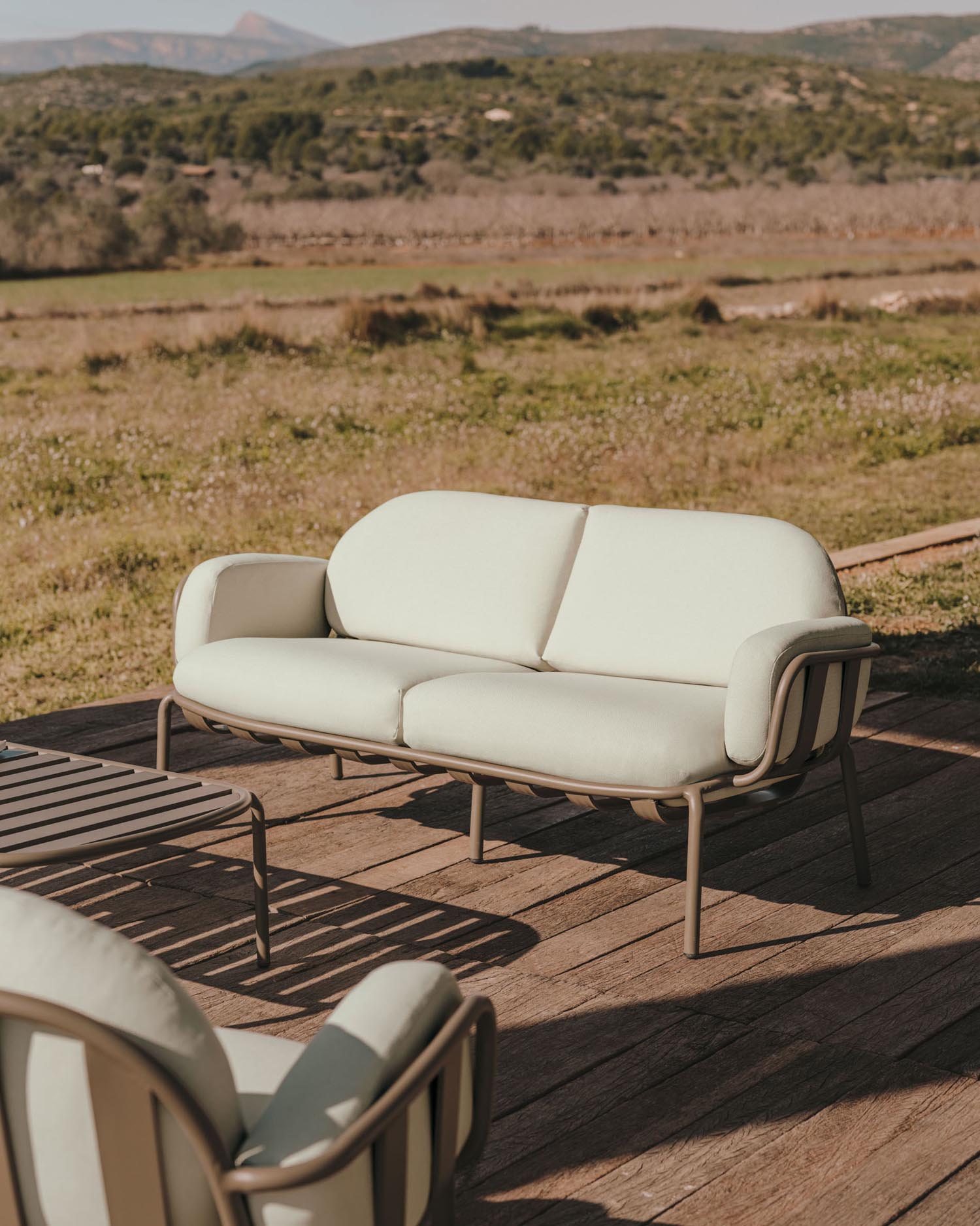 Elegantes 2-Sitzer-Gartensofa aus Aluminium in Grün, 164 cm breit, ideal für stilvolle Außenbereiche.