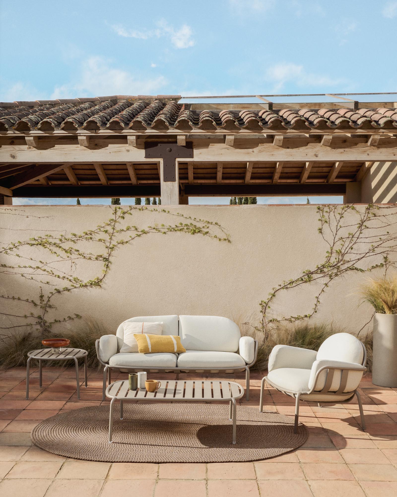 2-Sitzer-Outdoor-Sofa Joncols aus taupefarben lackiertem Aluminium mit beigen Kissen, 164 cm in Taupe präsentiert im Onlineshop von KAQTU Design AG. Lounge Sofa ist von Kave Home