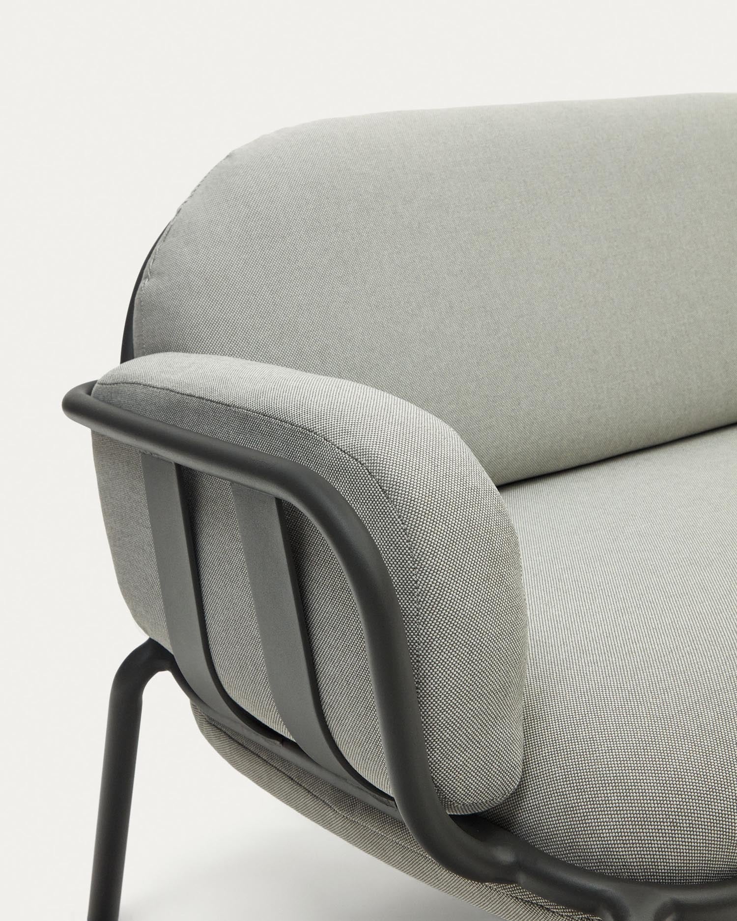 Elegantes 3-Sitzer-Gartensofa aus grauem Aluminium, inspiriert von Flusssteinen, für stilvolle Entspannung im Freien.