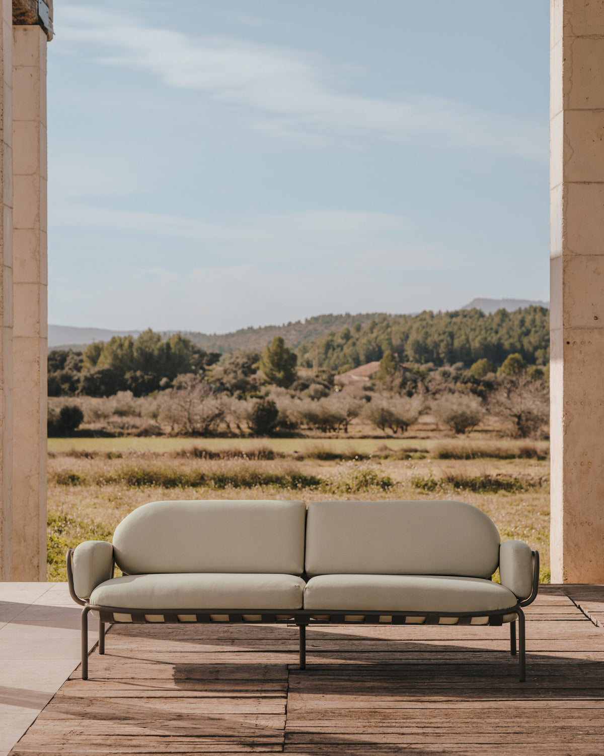Joncols 3-Sitzer-Gartensofa aus Aluminium mit Finish in Grau 224 cm in Grau präsentiert im Onlineshop von KAQTU Design AG. Lounge Sofa ist von Kave Home