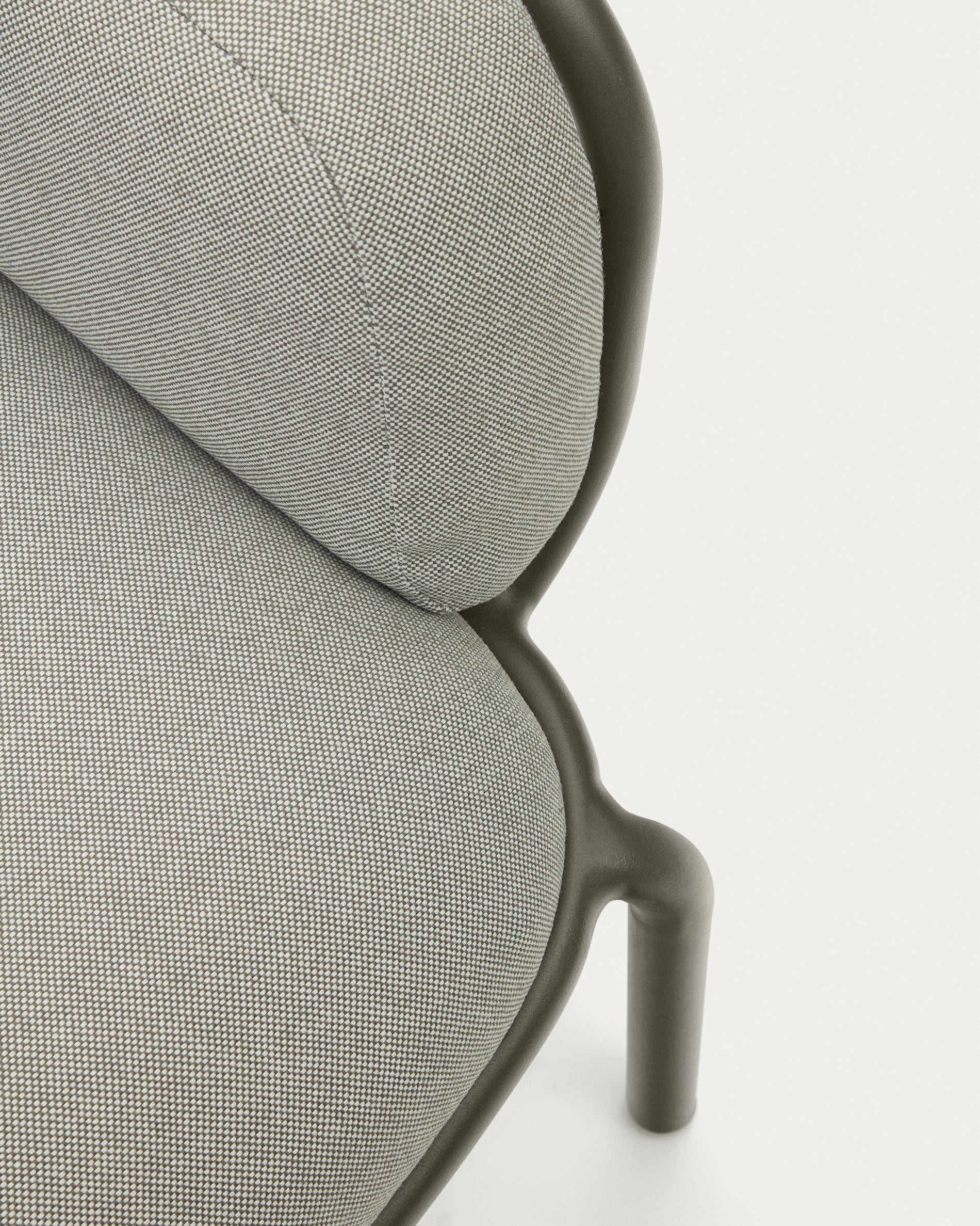 3-Sitzer-Outdoor-Sofa Joncols mit Bezug in Grau aus Aluminium mit grün lackiertem Finish 225 cm in Grau präsentiert im Onlineshop von KAQTU Design AG. Loungesofa ist von Kave Home