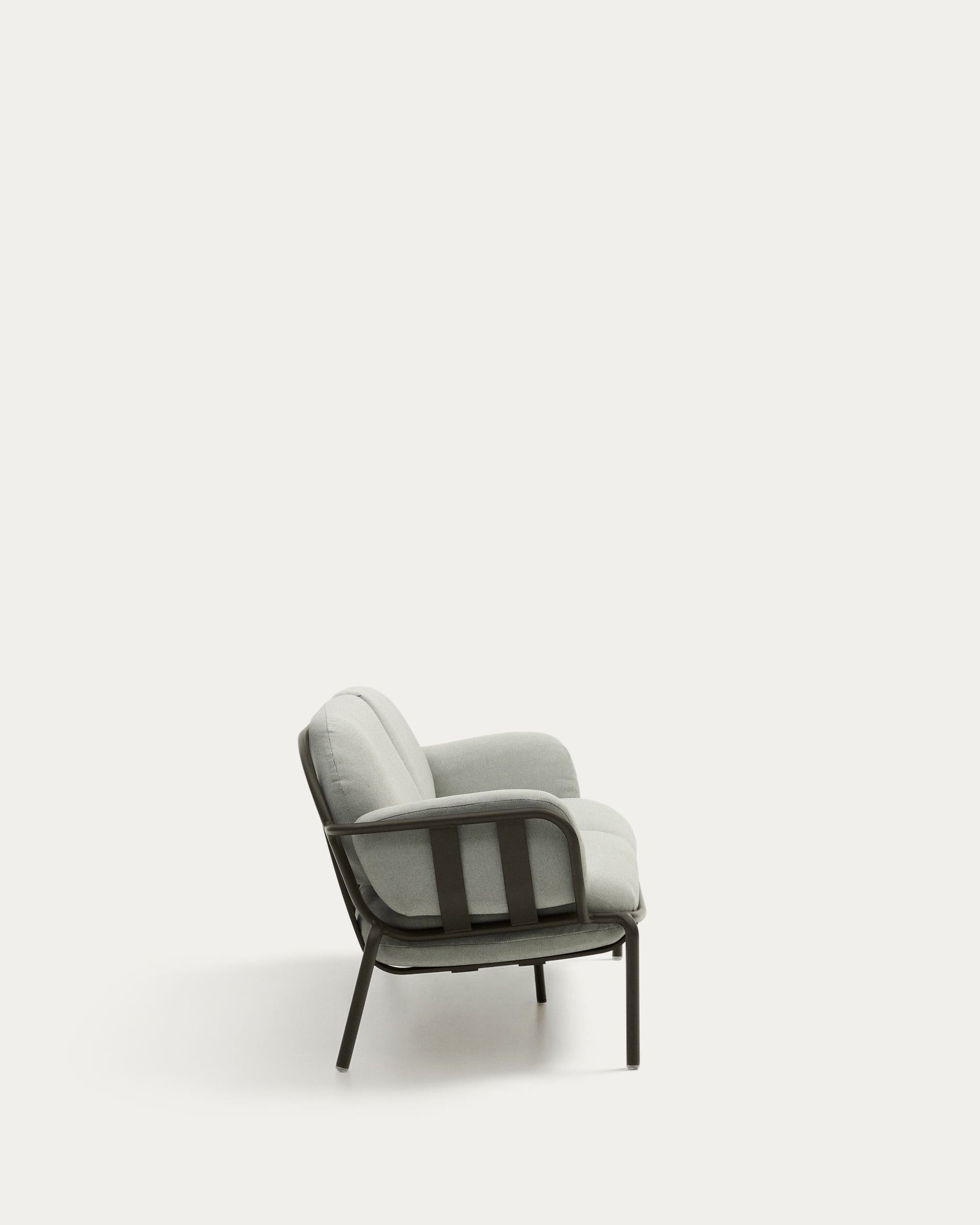 3-Sitzer-Outdoor-Sofa Joncols mit Bezug in Grau aus Aluminium mit grün lackiertem Finish 225 cm in Grau präsentiert im Onlineshop von KAQTU Design AG. Loungesofa ist von Kave Home