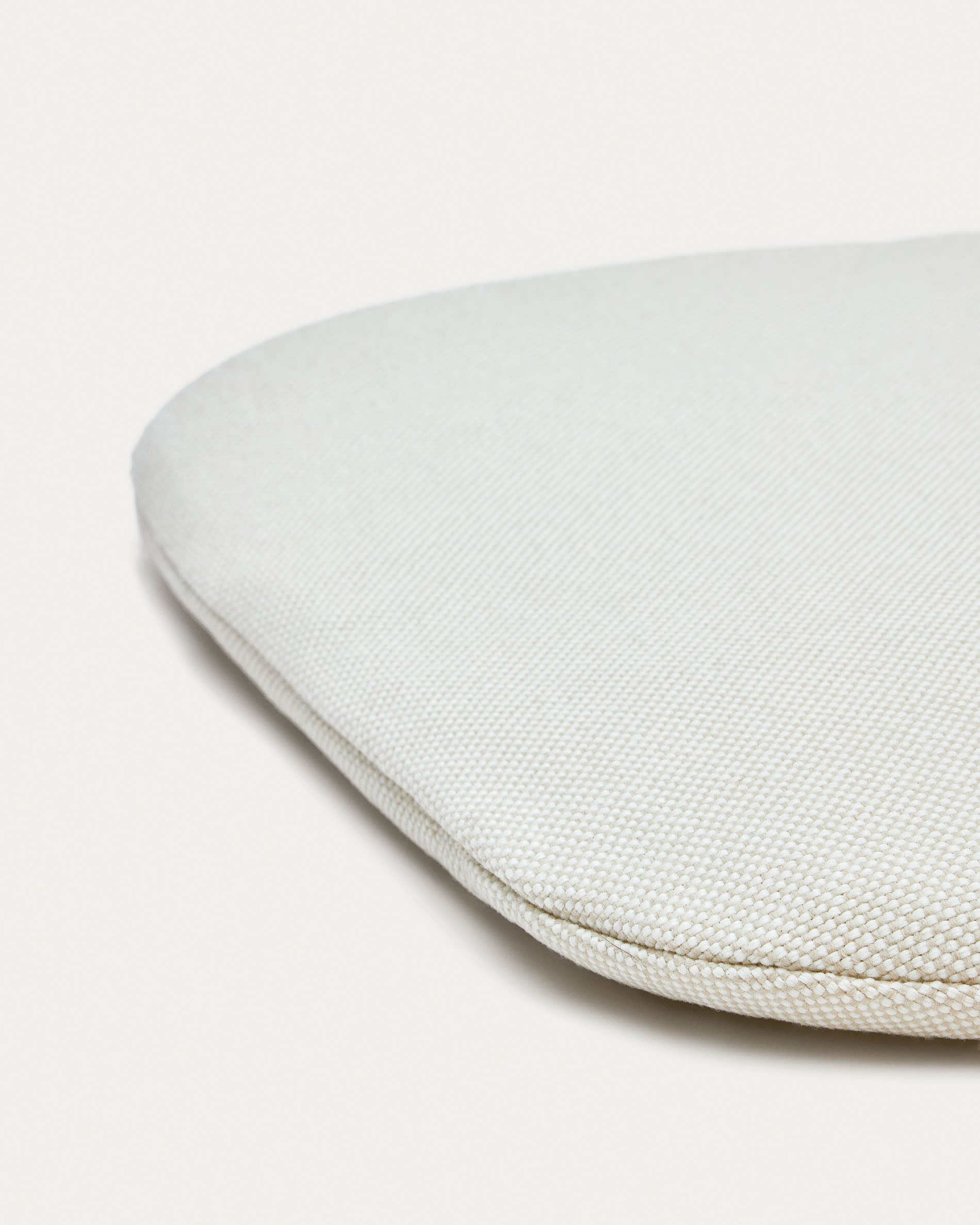 Beige Kissen für Joncols Stuhl, 43 x 41 cm von Kave Home. Perfekt für stilvollen Komfort im Garten, wetterbeständig und pflegeleicht.