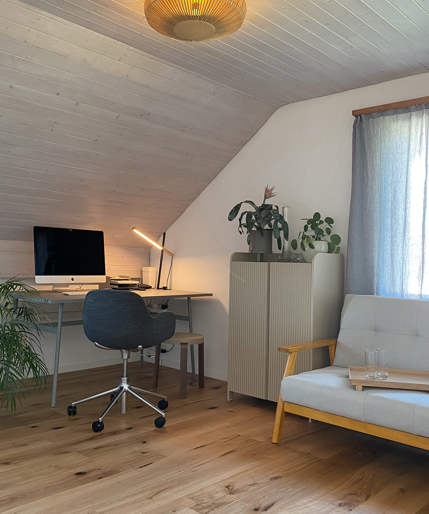 Homeoffice mit modernem Mobiliar von Normann Copenhagen und Ferm Living