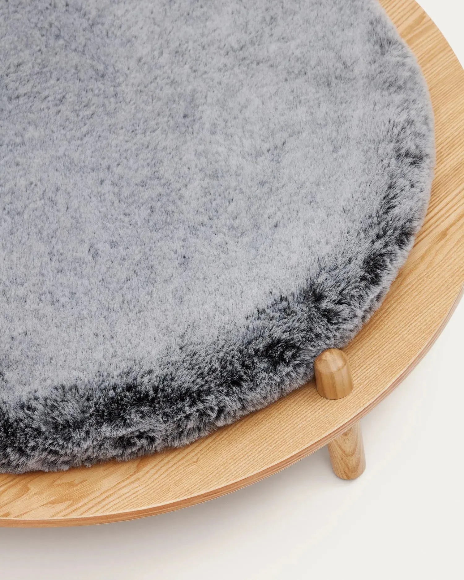 Stilvolles Haustierbett aus Eschenfurnier mit kuscheligem grauem Kissen, Ø 70 cm, bietet Komfort und modernes Design von Kave Home.