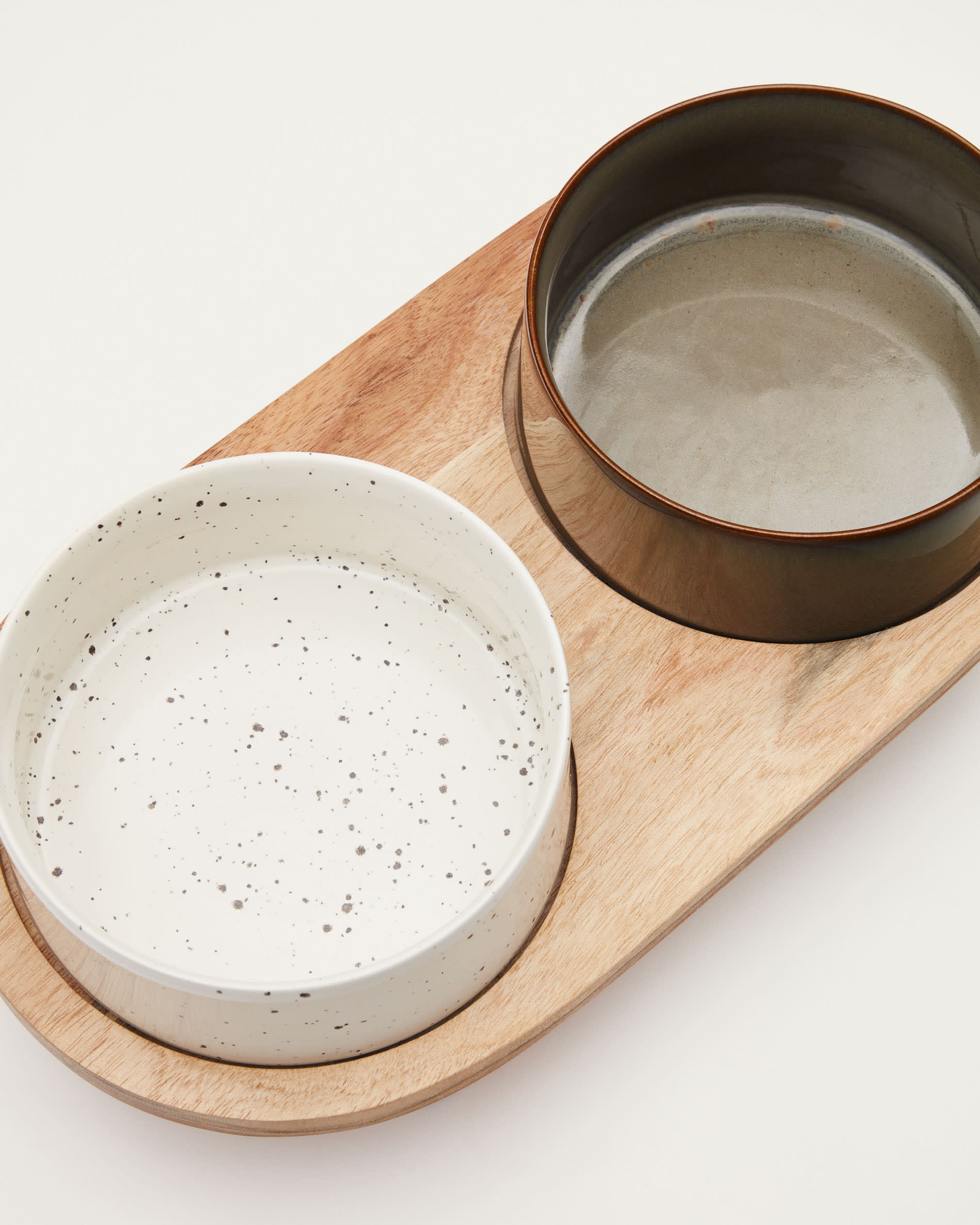 Set aus 2 Futternäpfen mit Gestell für Haustiere Dumbi weiss und braun Ø 14 cm FSC 100%