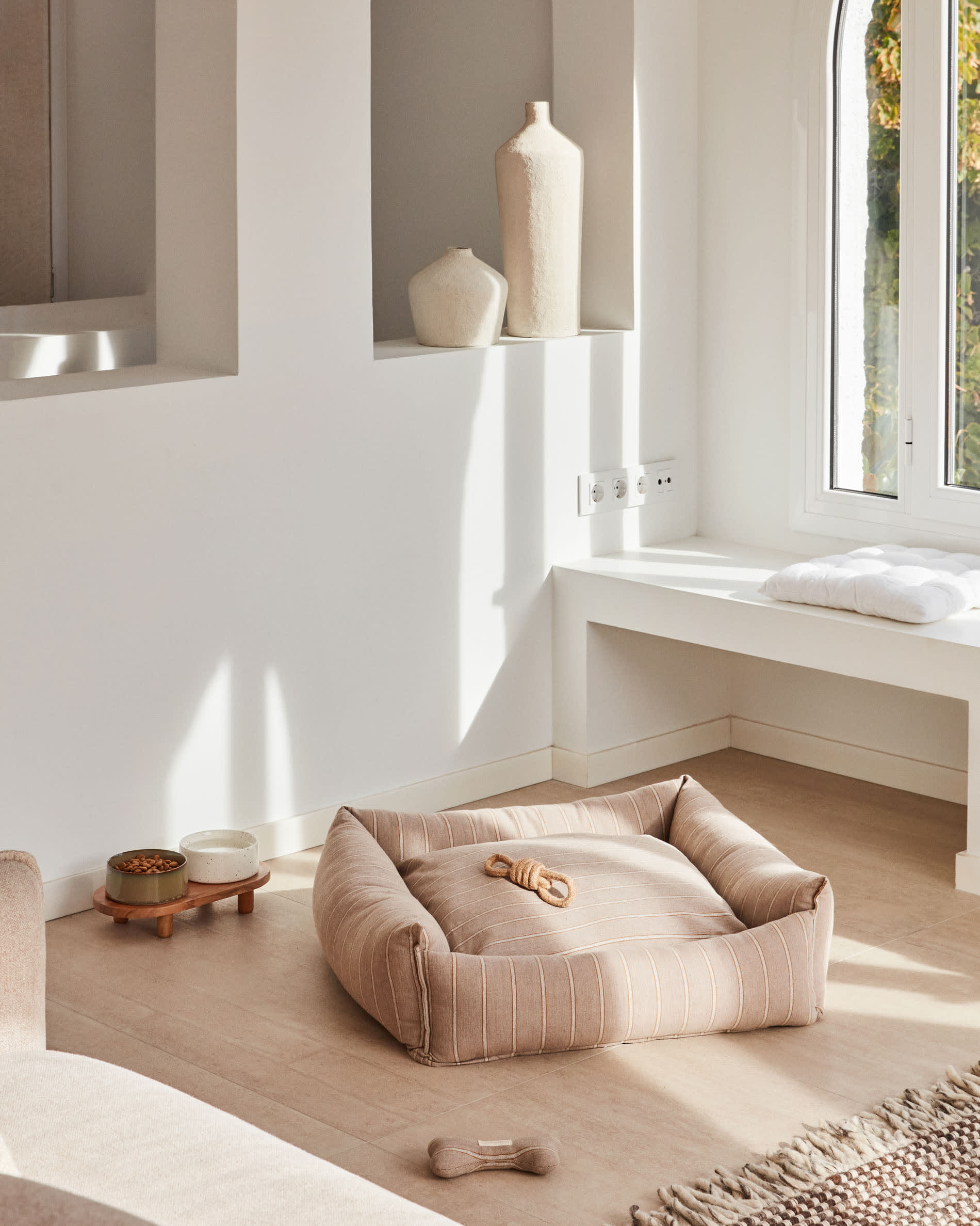 Set aus 2 Futternäpfen mit Gestell für Haustiere Dumbi weiss und braun Ø 14 cm FSC 100%