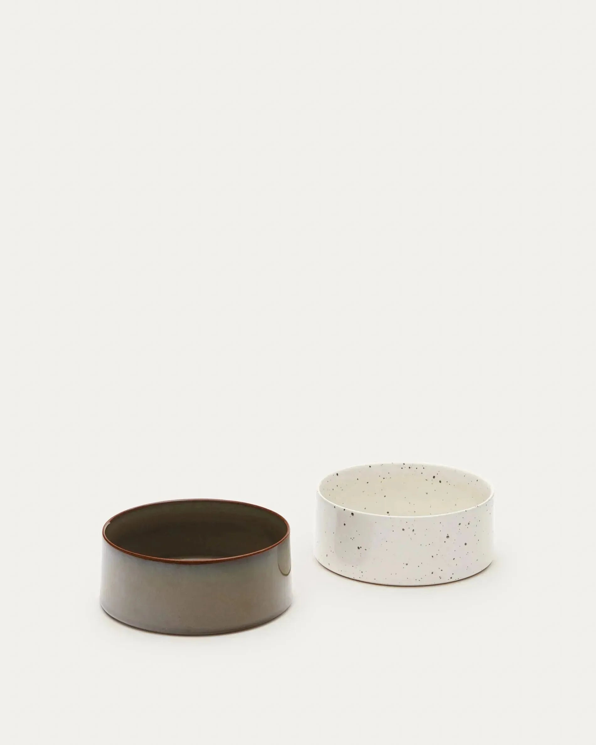 Das Dumbi Set von Kave Home bietet zwei elegante weiße Futternäpfe (Ø 14 cm), perfekt für Haustiere, mit modernem und praktischem Design.