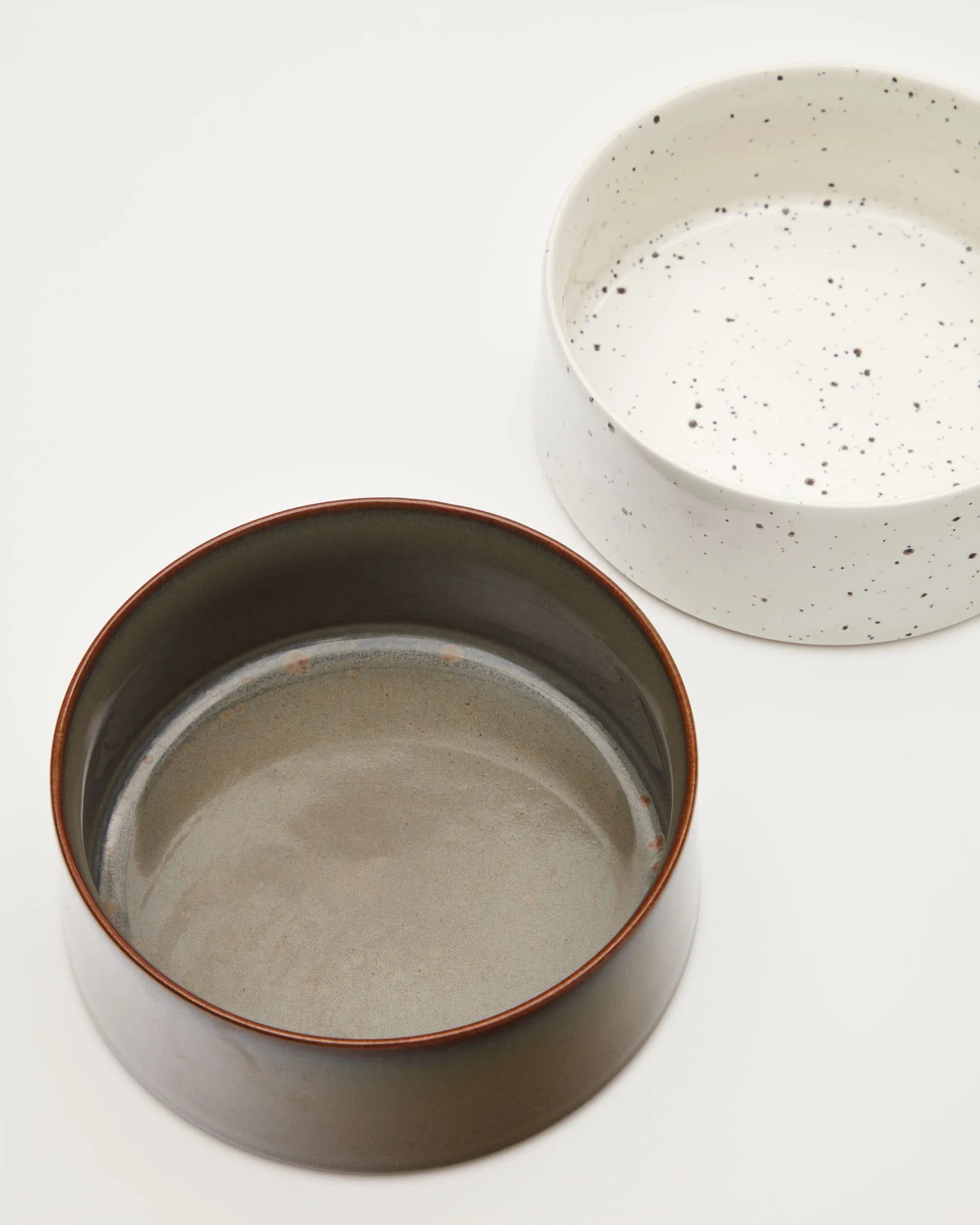 Das Dumbi Set von Kave Home umfasst zwei stilvolle weiße Futternäpfe (Ø 14 cm), ideal für Haustiere, mit funktionalem und ästhetischem Design.