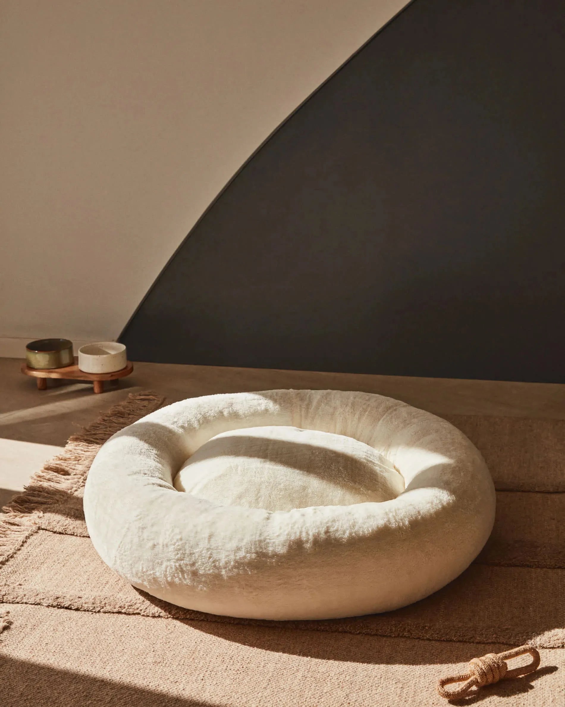 Das Dumbi Set von Kave Home bietet zwei elegante weiße Futternäpfe (Ø 14 cm), perfekt für Haustiere, mit modernem und praktischem Design.