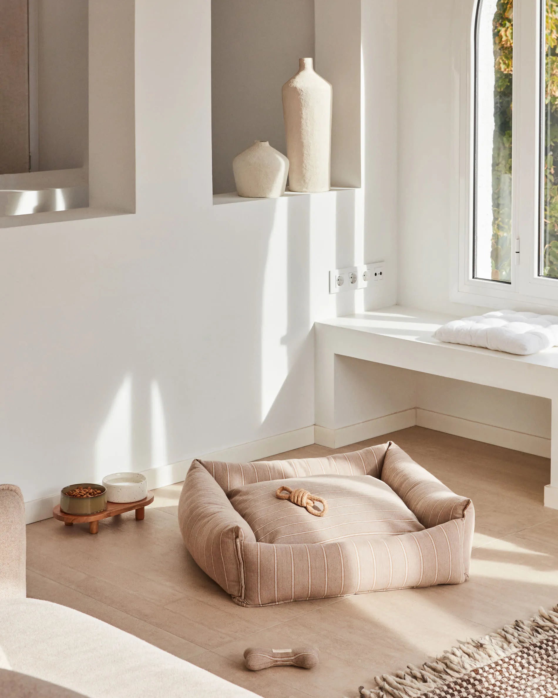 Das Dumbi Set von Kave Home umfasst zwei stilvolle weiße Futternäpfe (Ø 14 cm), ideal für Haustiere, mit funktionalem und ästhetischem Design.