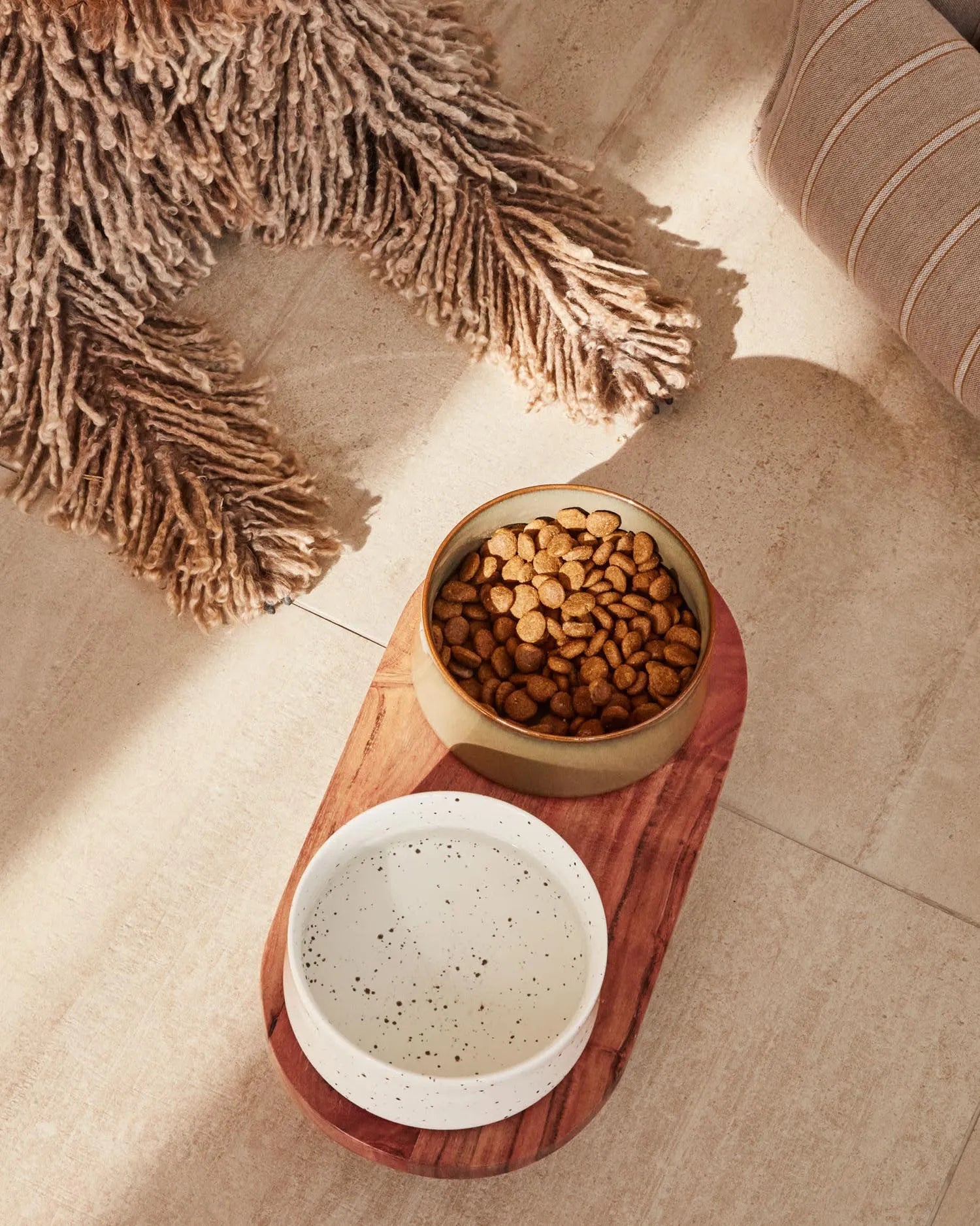 Das Dumbi Set von Kave Home bietet zwei elegante weiße Futternäpfe (Ø 14 cm), perfekt für Haustiere, mit modernem und praktischem Design.