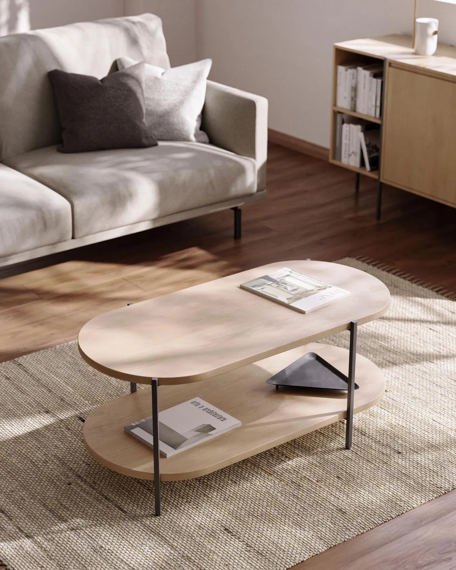 Der Palmia Couchtisch vereint massives Mangoholz mit schwarzen Stahlbeinen für einen modernen, eleganten Look.