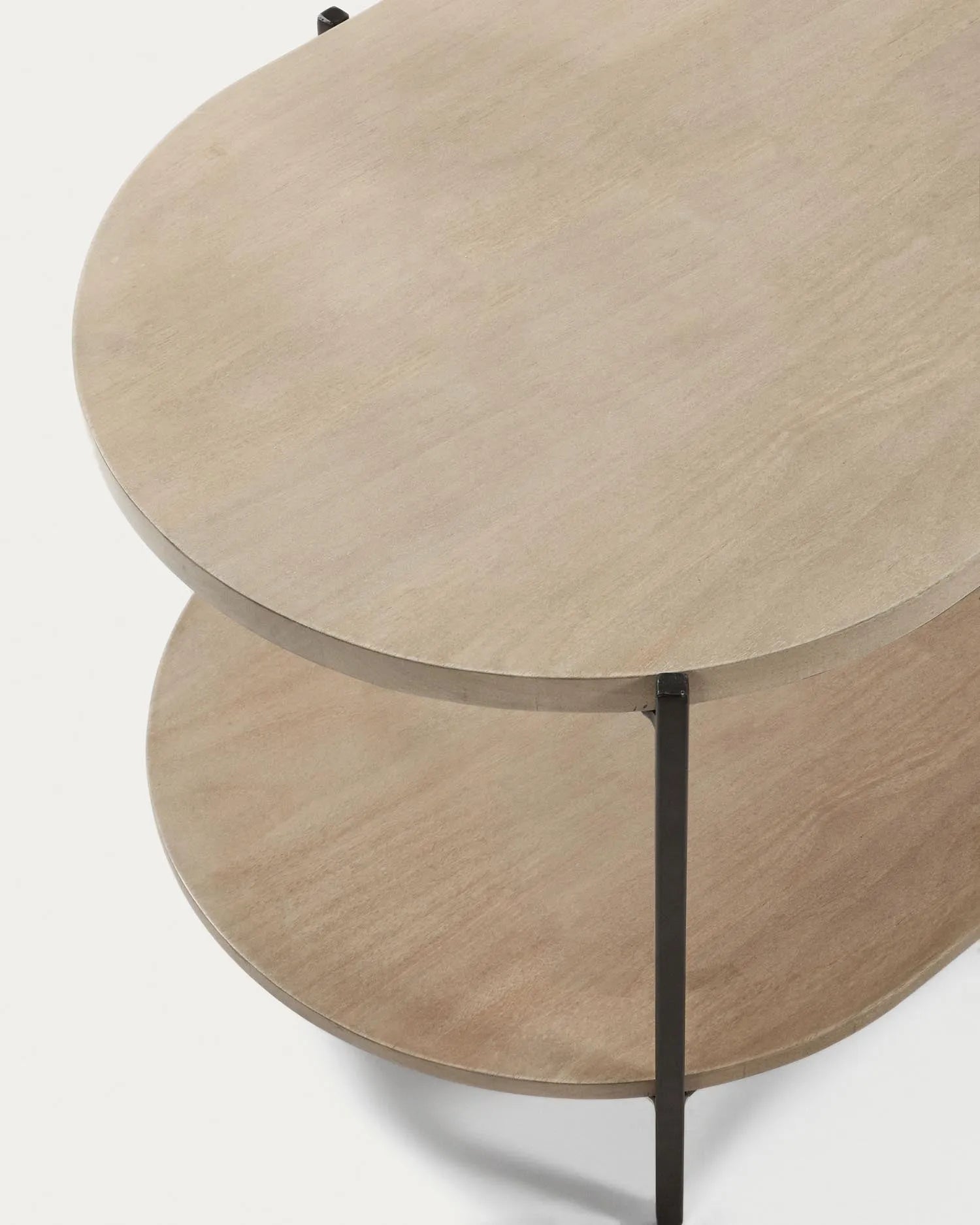Der Palmia Couchtisch vereint massives Mangoholz mit schwarzen Stahlbeinen für einen modernen, eleganten Look.