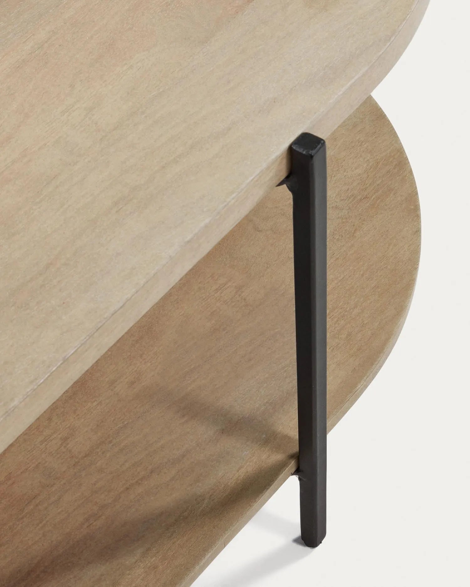 Der Palmia Couchtisch vereint massives Mangoholz mit schwarzen Stahlbeinen für einen modernen, eleganten Look.