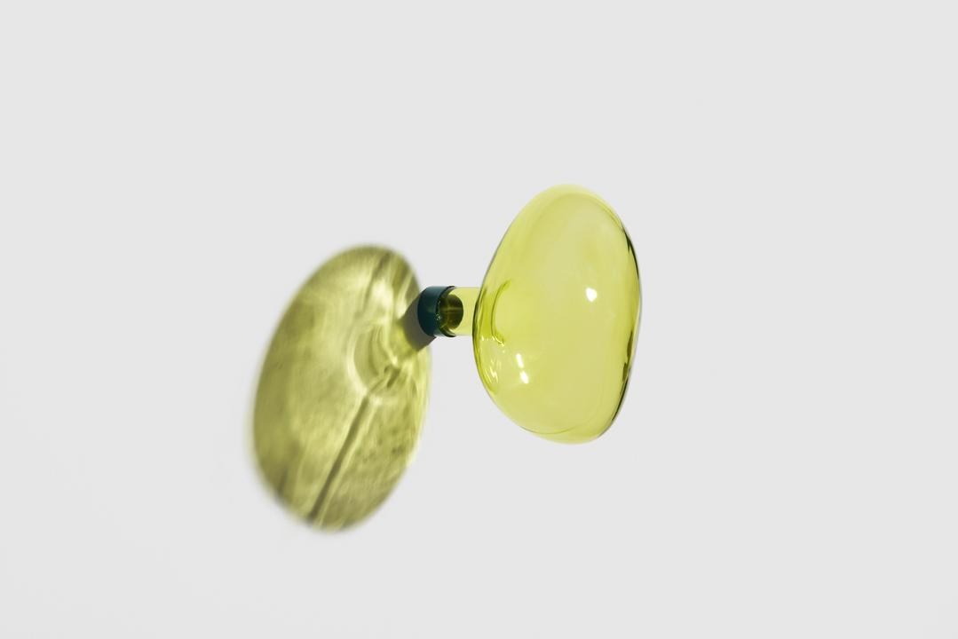 Grosser Kleiderhaken Bubble von Petite Friture aus mundgeblasenem, lackiertem Glas in Limette mit Stahl-Befestigungssystem.