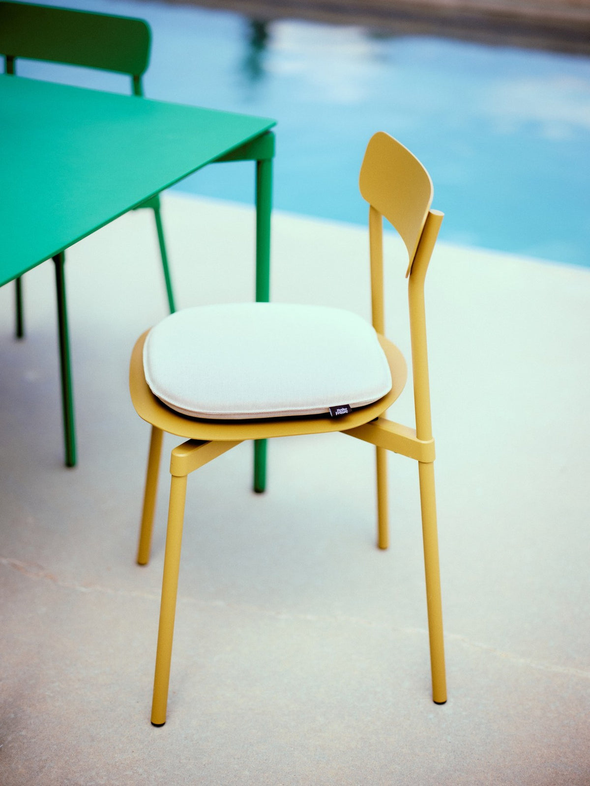 Kleines Sitzkissen Fromme von Petite Friture in Nussbaum, mit rutschfester Rückseite aus Acrylstoff und HR-Schaumstoff, passend zum Fromme-Stuhl.
