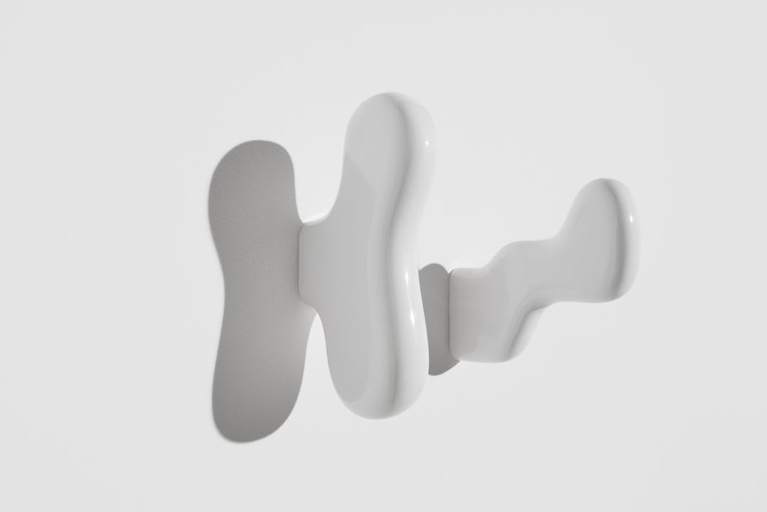 Zwei Keramikhaken aus glasierter Keramik in Weiss, organische verspielte Form, handwerklicher Look, Design von Henrik Ødegaard.