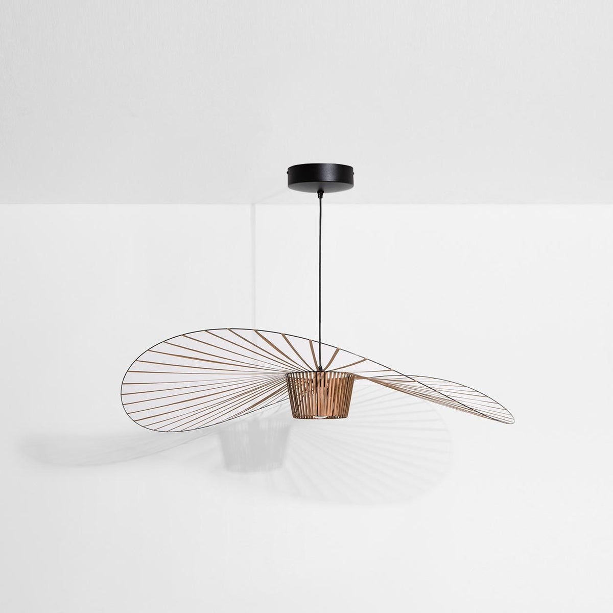 Pendelleuchte Vertigo in Schwarz mit filigranem Schirm aus Stahl, Fiberglas und Polyurethanbändern, Durchmesser 140cm, Höhe 15cm.