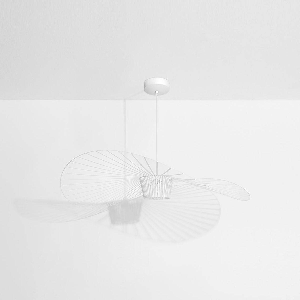 Pendelleuchte Vertigo in Schwarz mit filigranem Schirm aus Stahl, Fiberglas und Polyurethanbändern, Durchmesser 140cm, Höhe 15cm.