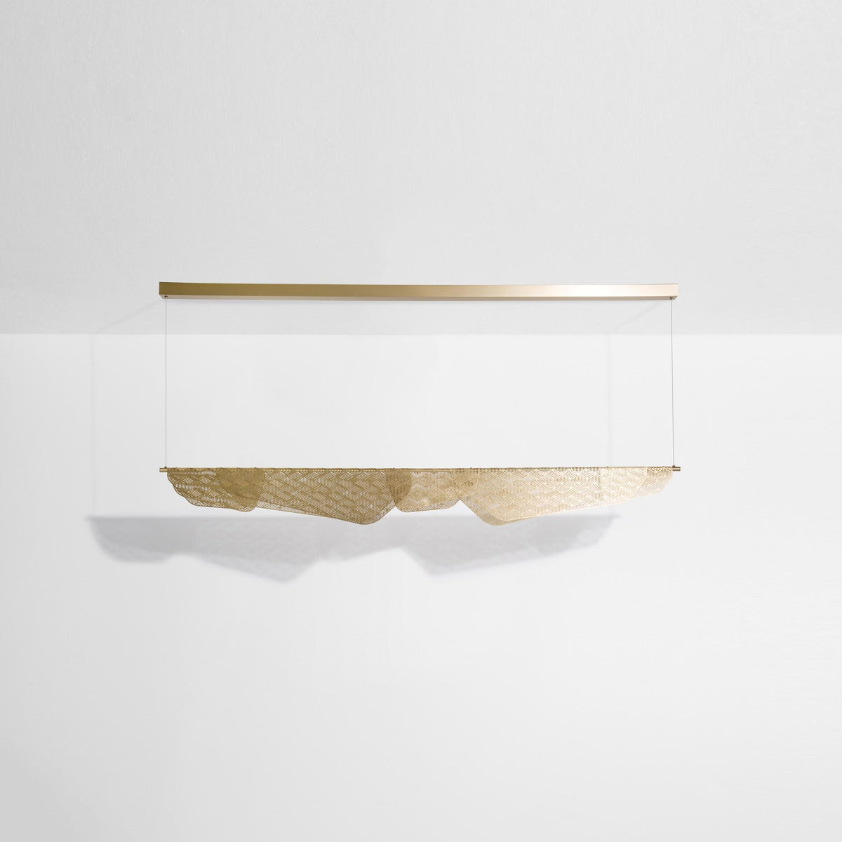 Grosse Pendelleuchte Mediterranea von Petite Friture aus gebürstetem Messing mit spitzenartiger, geometrischer Struktur und Lichtdurchbrüchen.