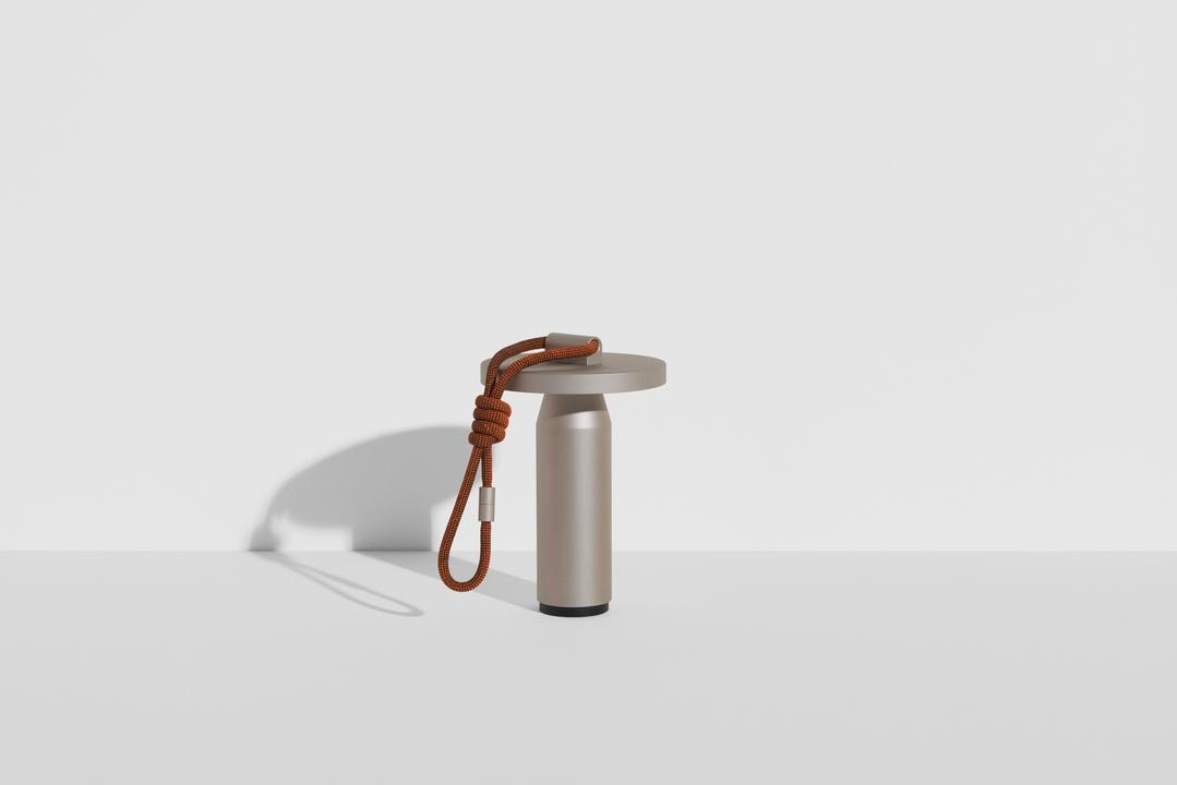 Tragbare Leuchte Quasar von Petite Friture in Grau, aus pulverbeschichtetem Aluminium mit geflochtenem Seil und rundem Lampenkopf.