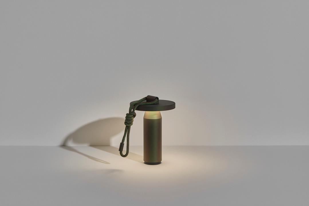 Tragbare Leuchte Quasar von Petite Friture in Grau, aus pulverbeschichtetem Aluminium mit geflochtenem Seil und rundem Lampenkopf.