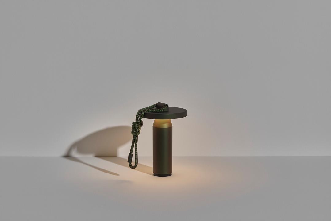 Tragbare Leuchte Quasar von Petite Friture in Grau, aus pulverbeschichtetem Aluminium mit geflochtenem Seil und rundem Lampenkopf.