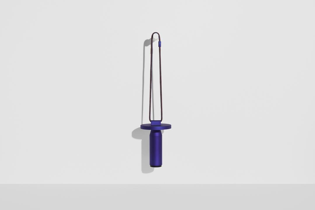 Tragbare Leuchte Quasar von Petite Friture in Grau, aus pulverbeschichtetem Aluminium mit geflochtenem Seil und rundem Lampenkopf.