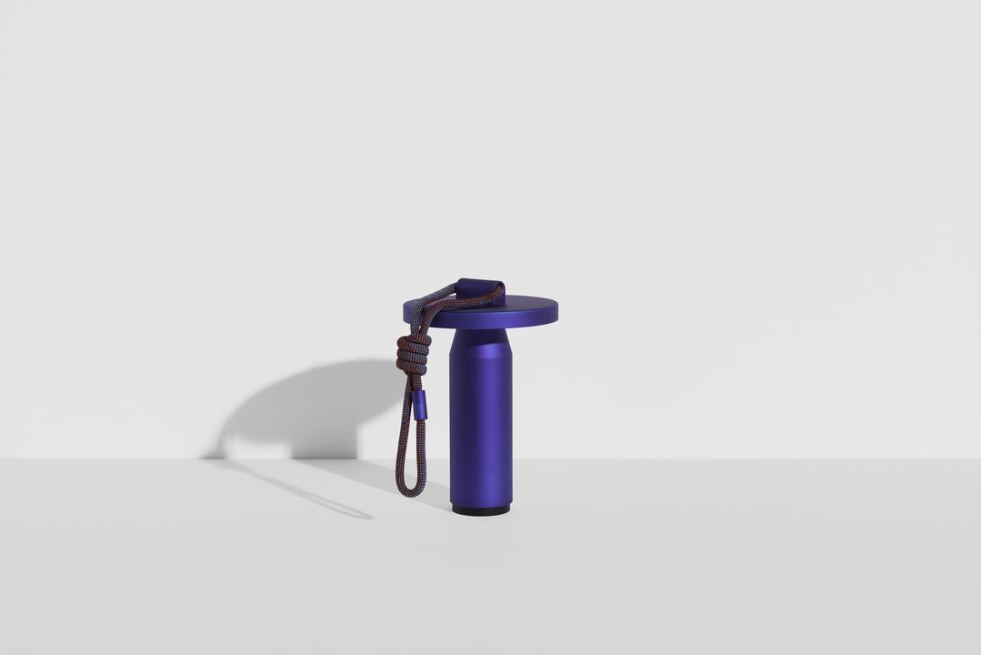 Tragbare Leuchte Quasar von Petite Friture in Grau, aus pulverbeschichtetem Aluminium mit geflochtenem Seil und rundem Lampenkopf.
