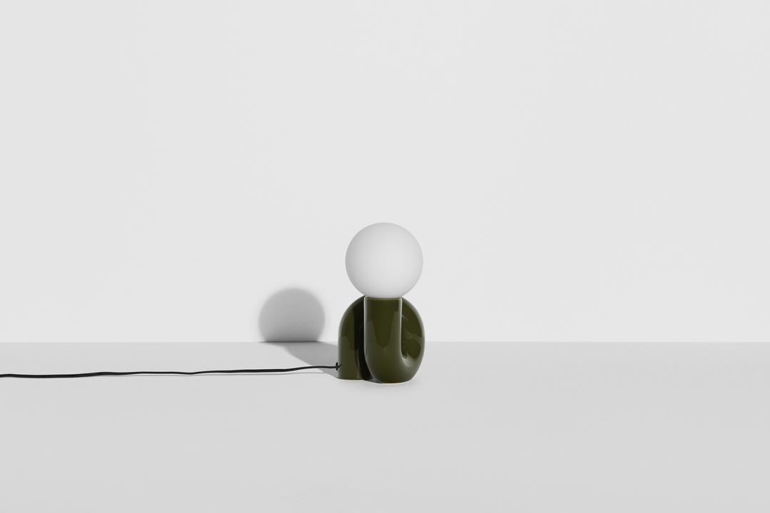 Kleine Tischlampe Neotenic in Grün: glänzend glasierter Keramiksockel, sandgestrahlter Glasglobus, schwarzes Kabel mit Schalter.