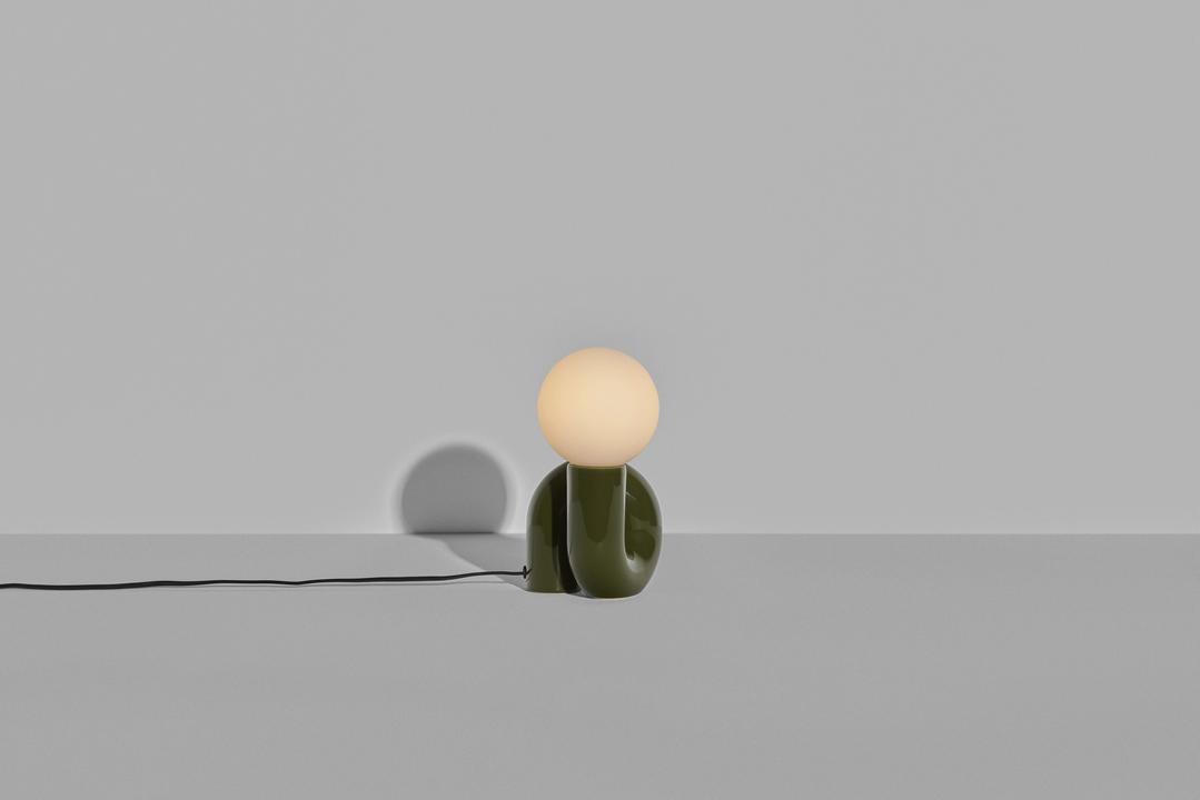 Kleine Tischlampe Neotenic in Grün: glänzend glasierter Keramiksockel, sandgestrahlter Glasglobus, schwarzes Kabel mit Schalter.