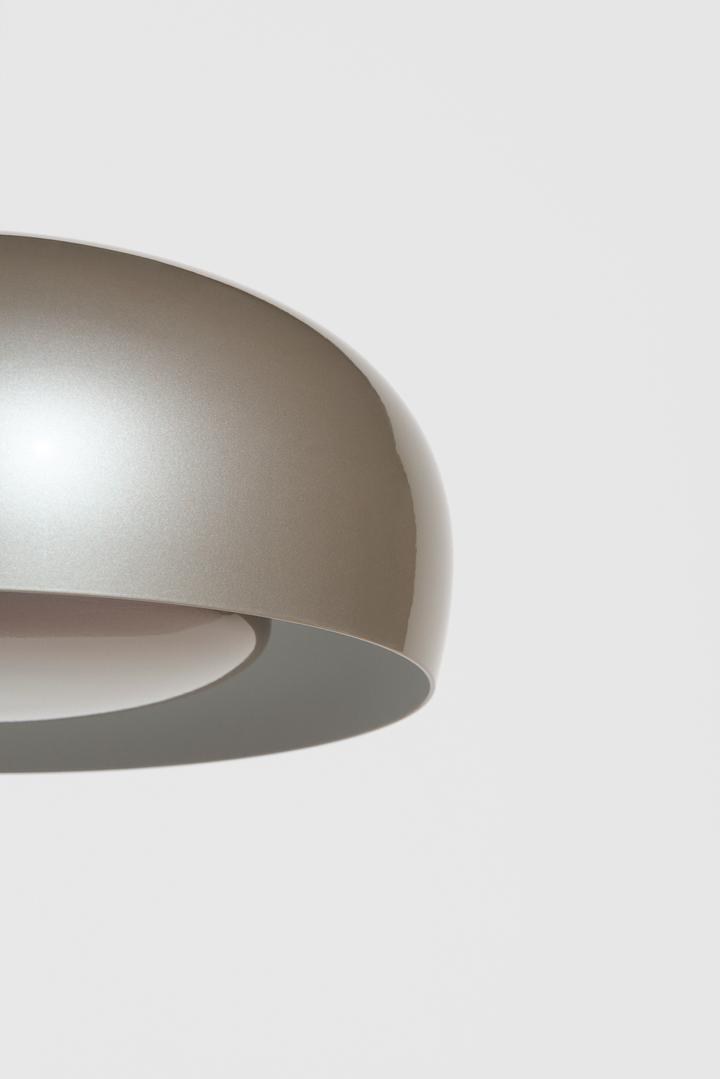 Kleine Pendelleuchte Brush von Petite Friture mit Lampenschirm aus Aluminium in Kuppel- und Pastillenform, Gestell aus Stahl, Farbe Beetle.