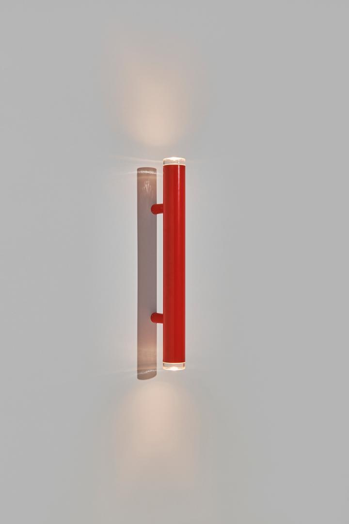 Wand-/Deckenleuchte PYL von Petite Friture in Rot, poliertes Stahlrohr mit zwei runden Glasdiffusoren, längliche Form, 75 cm lang.