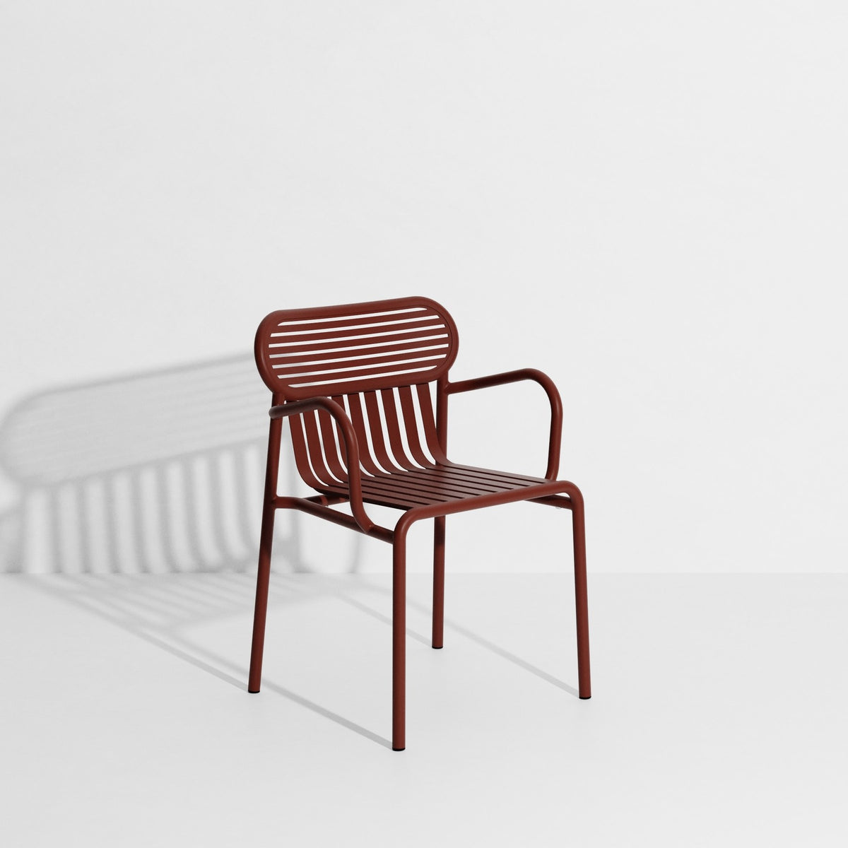 Week-End Gartenstuhl mit Armlehne von Petite Friture in Gold, aus Aluminium mit gerahmter ovaler Form und horizontalen Lamellen.