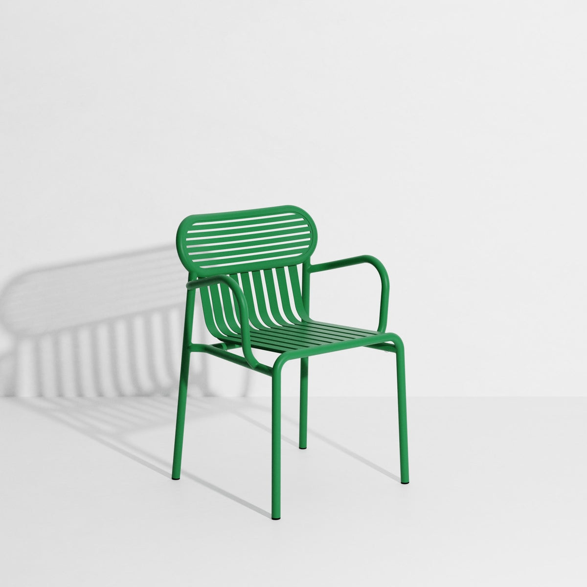 Week-End Gartenstuhl mit Armlehne von Petite Friture in Gold, aus Aluminium mit gerahmter ovaler Form und horizontalen Lamellen.
