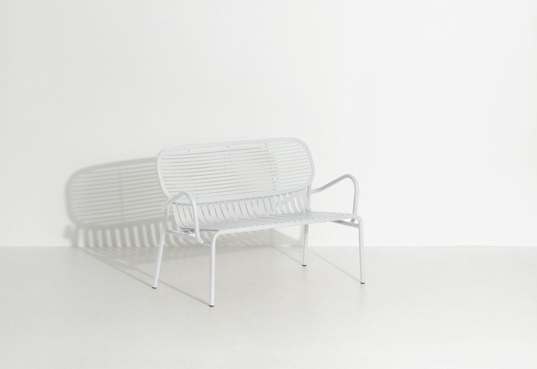 Week-End Gartenbank mit Armlehne von Petite Friture in Gold, Aluminium mit gerahmter ovaler Form und Lamellenstruktur.