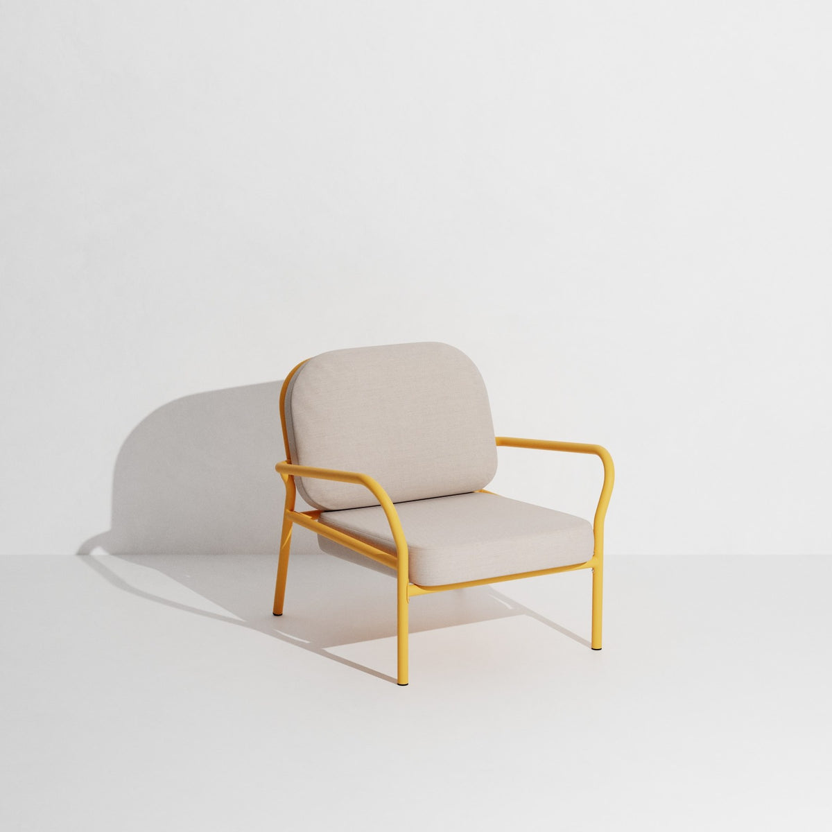 Week-End Gartenbank mit Armlehne von Petite Friture in Gold, Aluminium mit gerahmter ovaler Form und Lamellenstruktur.