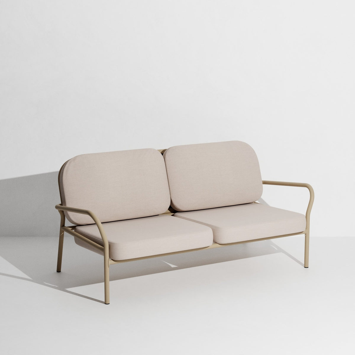 Week-End Gartenbank mit Armlehne von Petite Friture in Gold, Aluminium mit gerahmter ovaler Form und Lamellenstruktur.