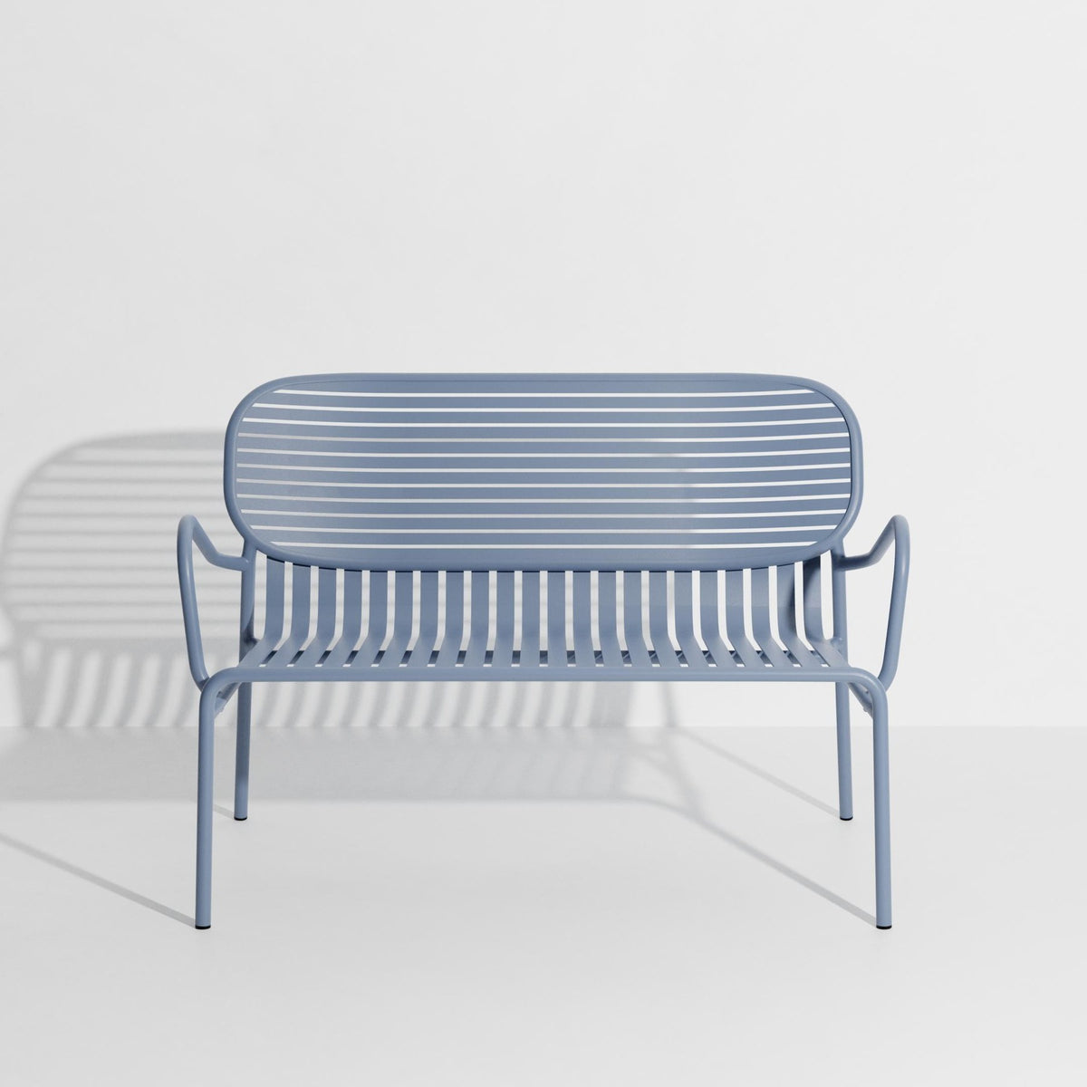 Week-End Gartenbank mit Armlehne von Petite Friture in Gold, Aluminium mit gerahmter ovaler Form und Lamellenstruktur.