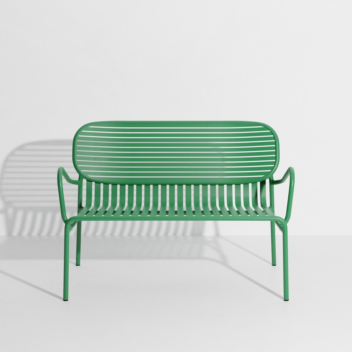 Week-End Gartenbank mit Armlehne von Petite Friture in Gold, Aluminium mit gerahmter ovaler Form und Lamellenstruktur.